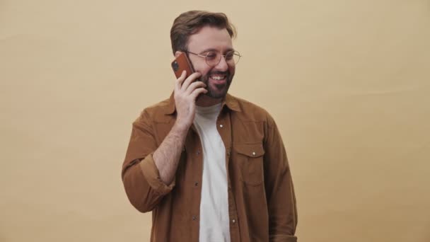 Joven Atractivo Sin Afeitar Hombre Está Hablando Teléfono Inteligente Pie — Vídeo de stock