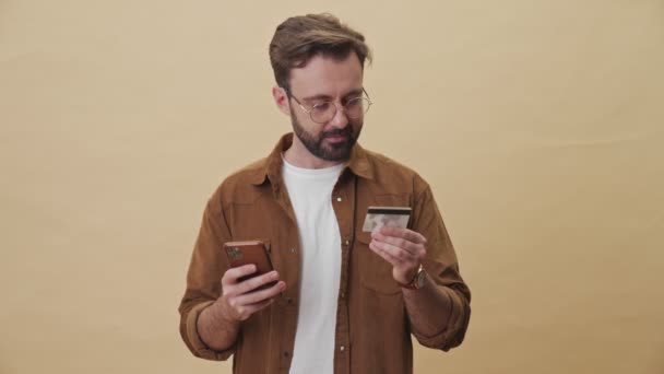 Jovem Confuso Confuso Sem Barba Tem Problemas Segurar Seu Cartão — Vídeo de Stock