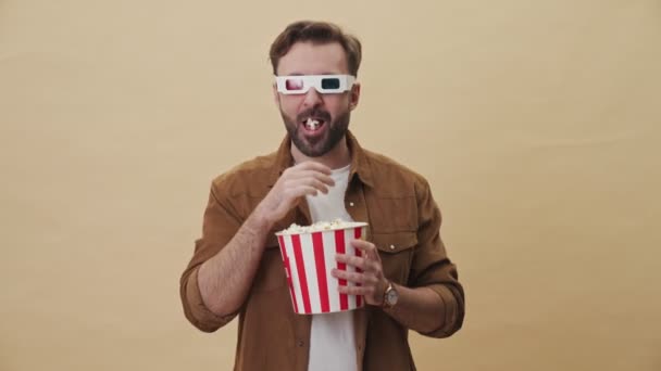 Joven Feliz Sin Afeitar Hombre Con Gafas Está Comiendo Palomitas — Vídeos de Stock