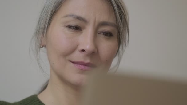 Vista Cerca Atractiva Mujer Madura Sonriente Con Pelo Largo Gris — Vídeo de stock