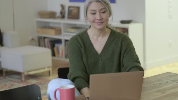 Sorrindo Atraente Mulher Madura Com Cabelos Grisalhos Longos Usando Computador — Vídeo de Stock