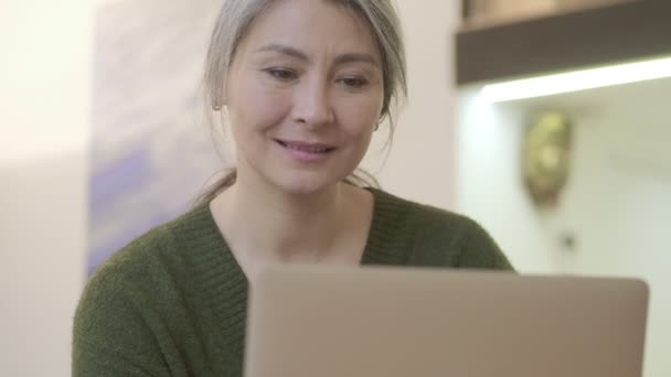 Gefallen Attraktive Reife Frau Mit Langen Grauen Haaren Mit Laptop — Stockvideo