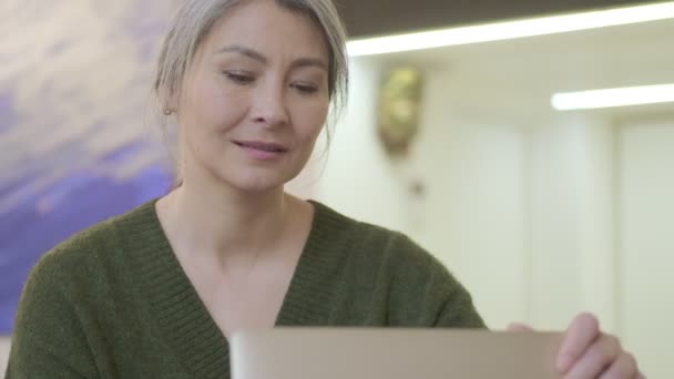 Calmo Atraente Mulher Madura Com Abertura Cabelo Cinza Longo Usando — Vídeo de Stock