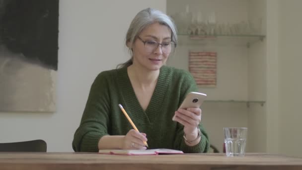 Calm Attractive Mature Woman Long Gray Hair Eyeglasses Using Smartphone — Stock Video