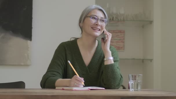 Happy Attractive Mature Woman Long Gray Hair Eyeglasses Talking Smartphone — Stock Video