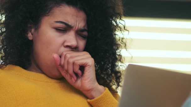 Vista Perto Mulher Atraente Africana Entediada Bocejando Enquanto Usa Computador — Vídeo de Stock
