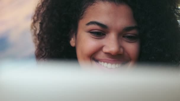 Vista Cerca Mujer Atractiva Africana Feliz Usando Ordenador Portátil Mientras — Vídeos de Stock