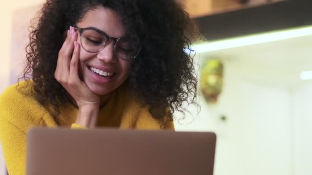 Alegre Africana Atractiva Mujer Gafas Hablando Por Videocall Computadora Portátil — Vídeo de stock