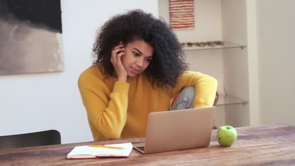 Sorridente Donna Africana Attraente Utilizzando Computer Portatile Mentre Seduto Tavolo — Video Stock