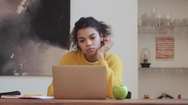 Jovem Mulher Africana Atraente Usando Computador Portátil Enquanto Sentado Mesa — Vídeo de Stock