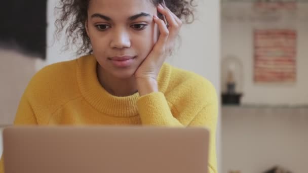 Gelukkig Afrikaans Aantrekkelijke Vrouw Met Behulp Van Laptop Computer Tijdens — Stockvideo