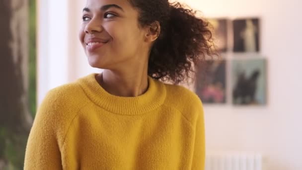 Feliz Mulher Africana Atraente Camisola Amarela Piscando Com Olho Olhando — Vídeo de Stock