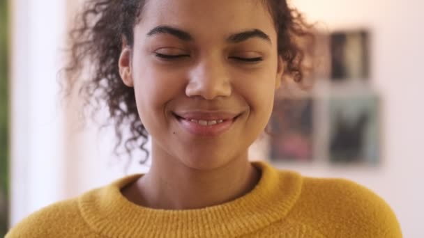 Vista Cerca Mujer Atractiva Africana Juguetona Feliz Suéter Amarillo Abriendo — Vídeos de Stock