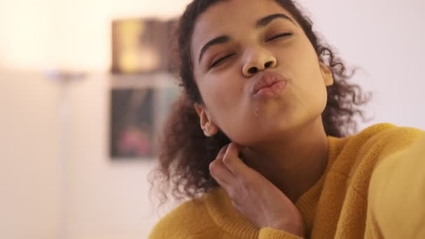 Close Vista Mulher Atraente Africana Agradável Suéter Amarelo Enviando Beijos — Vídeo de Stock