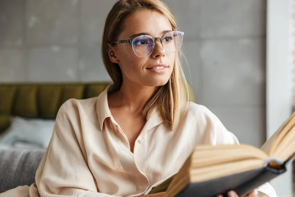 Imagen Una Mujer Seria Agradable Anteojos Leyendo Libro Mientras Está —  Fotos de Stock