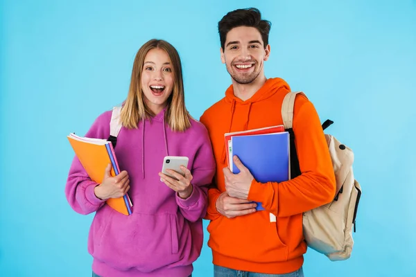 Portrét Veselého Mladého Páru Studentů Batohech Nesoucích Učebnice Stojící Nad — Stock fotografie