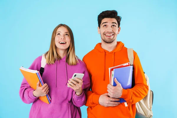 Porträt Eines Fröhlichen Jungen Studentenpaares Mit Rucksäcken Und Schulbüchern Die — Stockfoto