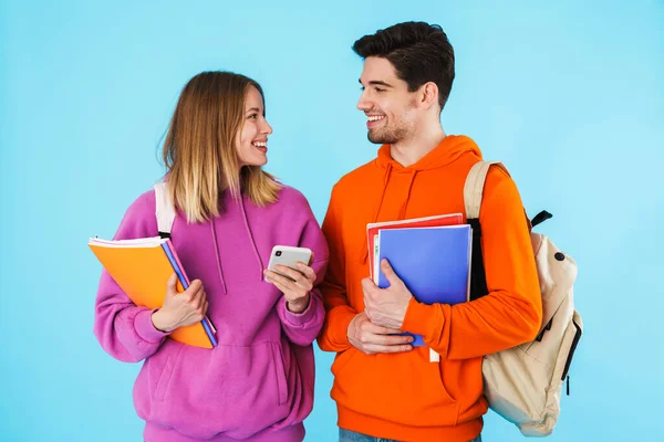 Portrét Veselého Mladého Páru Studentů Batohech Nesoucích Učebnice Stojící Nad — Stock fotografie