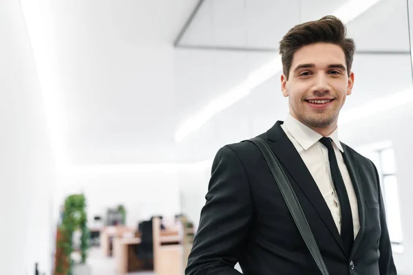 Imagen Joven Empresario Feliz Con Traje Negro Sonriendo Mientras Está — Foto de Stock