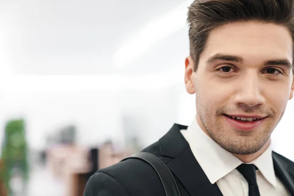 Imagen Primer Plano Del Joven Empresario Feliz Vestido Con Traje — Foto de Stock