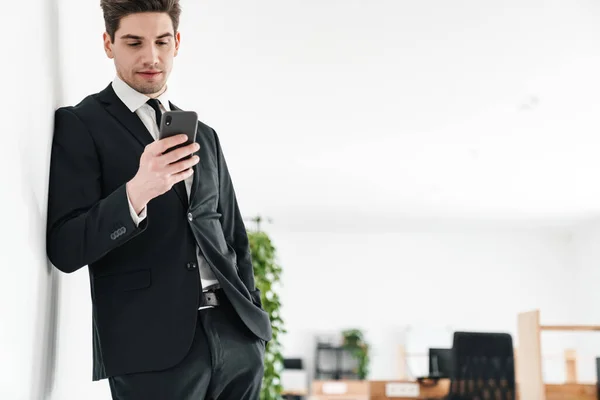 Imagen Joven Empresario Serio Usando Traje Negro Usando Teléfono Móvil — Foto de Stock