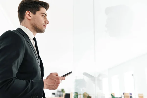 Imagen Joven Empresario Serio Usando Traje Negro Usando Teléfono Móvil — Foto de Stock