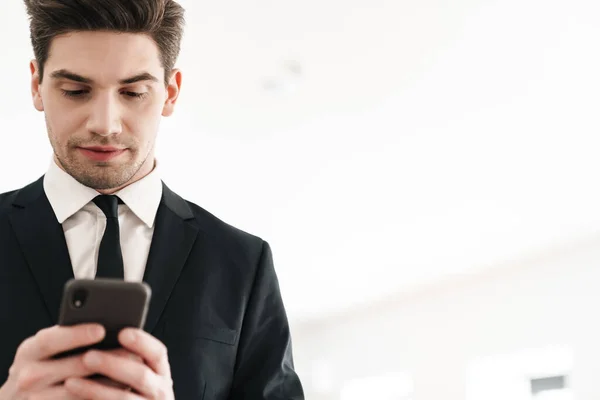 Imagem Jovem Empresário Sério Vestindo Terno Preto Usando Telefone Celular — Fotografia de Stock