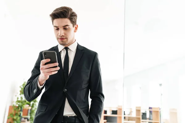 Image Jeune Homme Affaires Sérieux Portant Costume Noir Aide Téléphone — Photo