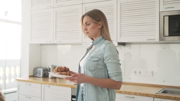 Uma Bela Mãe Está Trazendo Café Manhã Para Sua Família — Vídeo de Stock