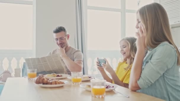 Een Goed Uitziende Jonge Familie Brengt Tijd Door Keuken Tijdens — Stockvideo