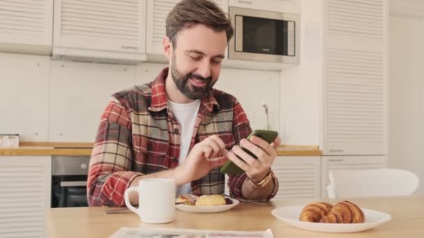 Красивий Молодий Веселий Бородатий Чоловік Кухні Вдома Сніданок Під Час — стокове відео