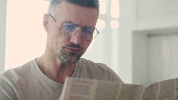 Une Vue Rapprochée Homme Sérieux Concentré Lit Journal Maison Dans — Video