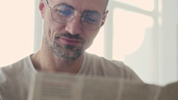 Uma Visão Perto Homem Bonito Focado Está Lendo Jornal Casa — Vídeo de Stock