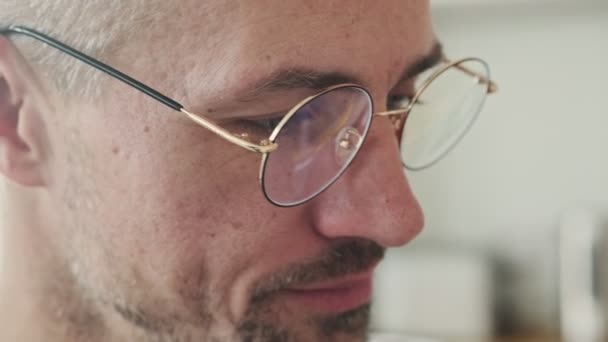 Widok Przystojnego Skupionego Mężczyzny Okularach Czyta Rano Gazetę Domu Kuchni — Wideo stockowe