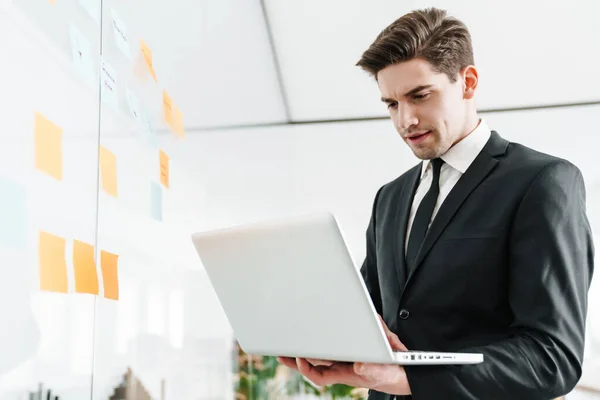 Immagine Giovane Uomo Affari Concentrato Che Indossa Vestito Usando Computer — Foto Stock