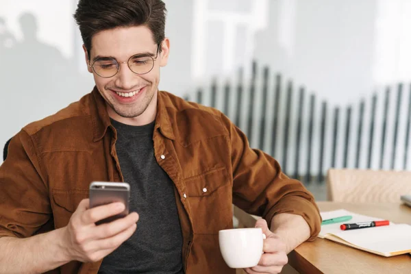 Imagen Hombre Guapo Alegre Con Anteojos Sonriendo Usando Teléfono Celular — Foto de Stock