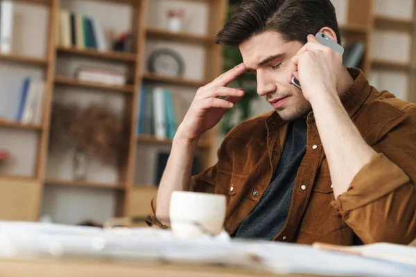 Imagen Hombre Guapo Infeliz Con Dolor Cabeza Usando Teléfono Celular — Foto de Stock