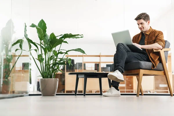 Imagen Del Guapo Hombre Caucásico Feliz Sonriendo Mientras Trabaja Con — Foto de Stock