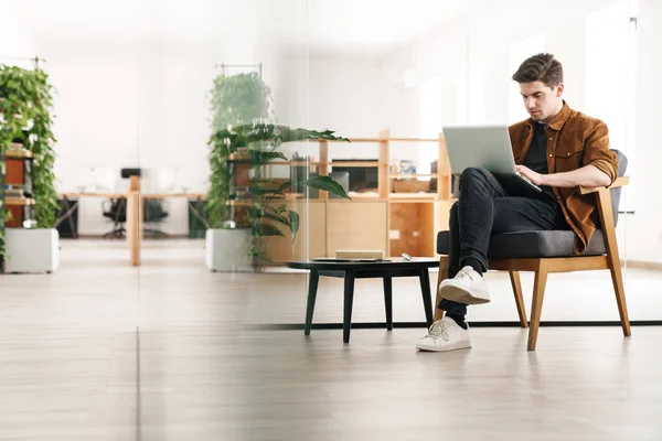 Bild Stilig Koncentrerad Kaukasisk Man Som Arbetar Med Laptop Moderna — Stockfoto