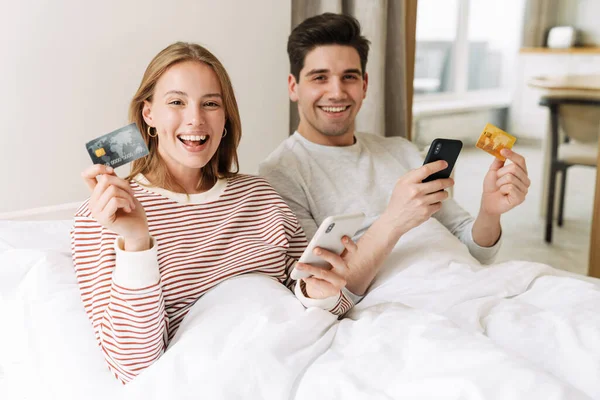 Porträt Eines Schönen Aufgeregten Paares Das Smartphones Und Kreditkarten Hält — Stockfoto