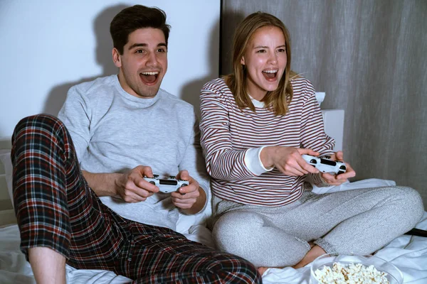 Portré Izgatott Aranyos Pár Kezében Joysticks Miközben Játszik Videojátékok Ágyban — Stock Fotó