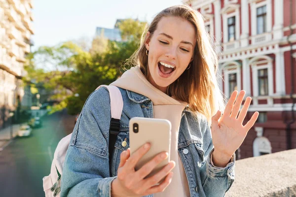 Mooie Vrolijke Jonge Blonde Vrouw Dragen Denim Jas Wandelen Stad — Stockfoto