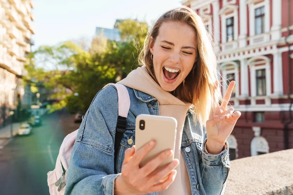 Mooie Vrolijke Jonge Blonde Vrouw Dragen Denim Jas Wandelen Stad — Stockfoto