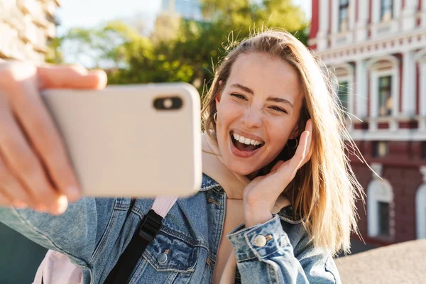 Mooie Vrolijke Jonge Blonde Vrouw Dragen Denim Jas Wandelen Stad — Stockfoto