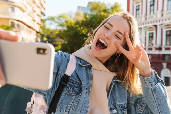 Hermosa Joven Rubia Alegre Con Chaqueta Mezclilla Caminando Por Ciudad —  Fotos de Stock