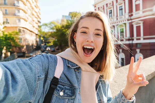 Mooie Vrolijke Jonge Blonde Vrouw Dragen Spijkerjasje Wandelen Stad Het — Stockfoto