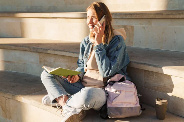 Vackra Leende Ung Blond Kvinna Bär Denim Jacka Sitter Steg — Stockfoto