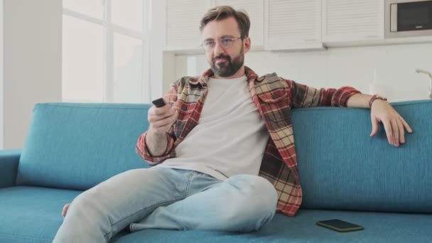 Knappe Jonge Vermoeide Man Met Baard Binnen Thuis Zittend Een — Stockvideo