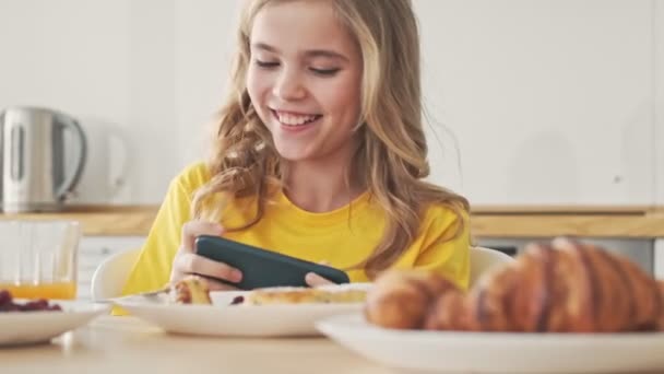 Leende Ung Flicka Spelar Spel Sin Smartphone Håller Den Horisontellt — Stockvideo