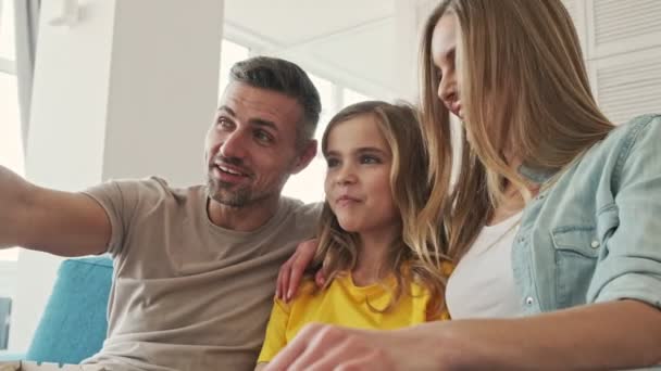 Una Encantadora Familia Joven Está Comiendo Palomitas Maíz Mientras Ven — Vídeos de Stock